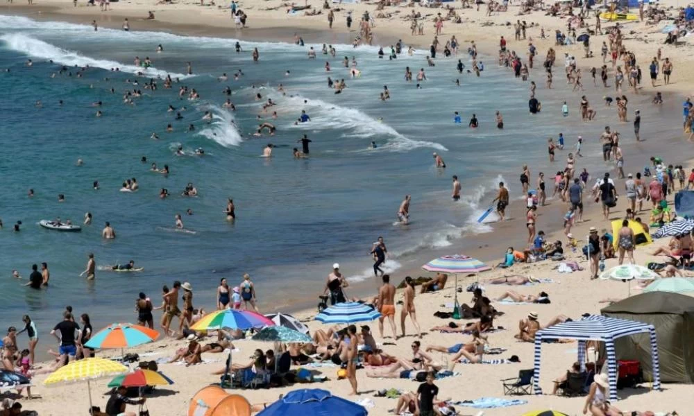 Κορονοϊός και καλοκαίρι: Τι να περιμένουμε - Οι κίνδυνοι που καραδοκούν